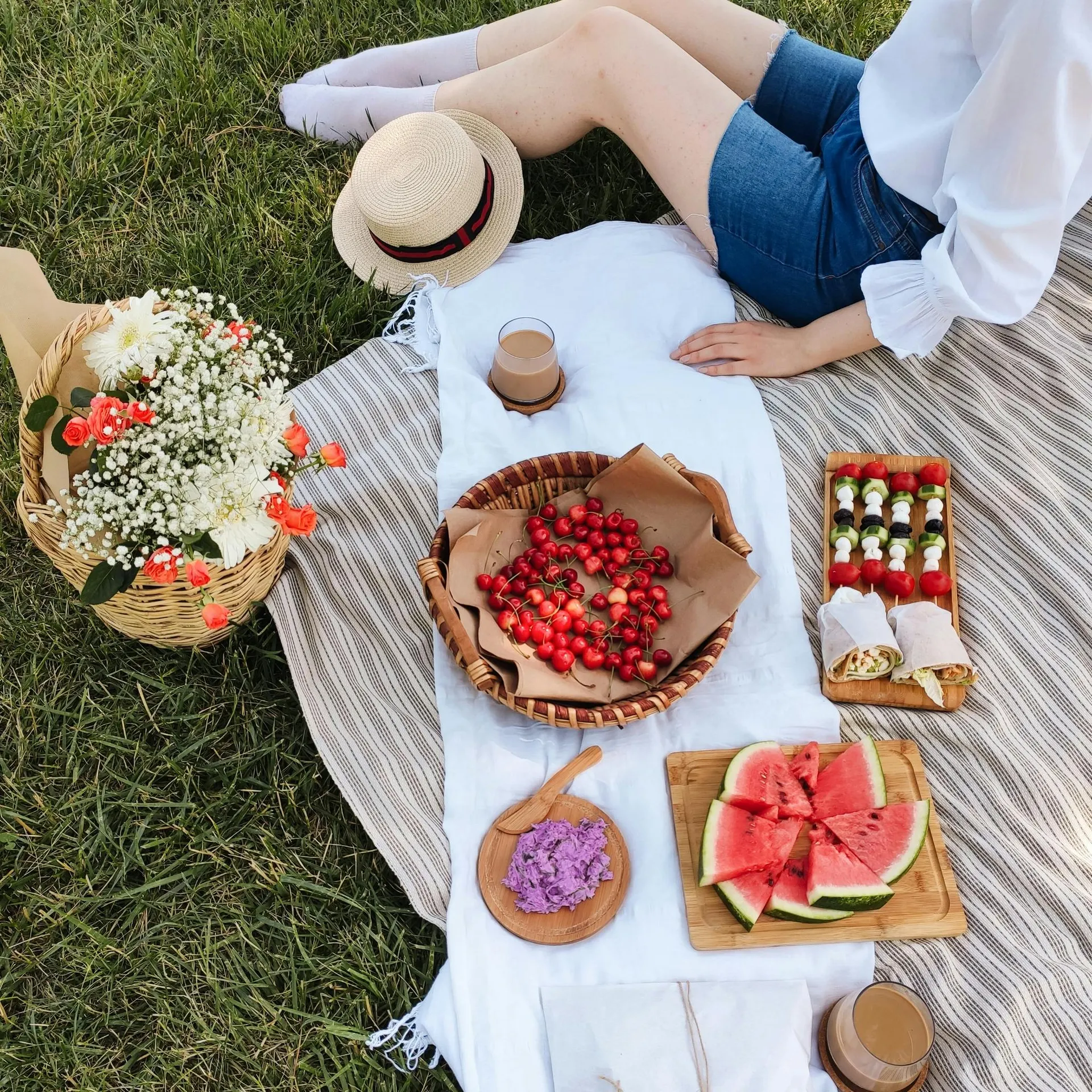 Picknickkorb unter blühenden Obstbäumen in einer österreichischen Wiese